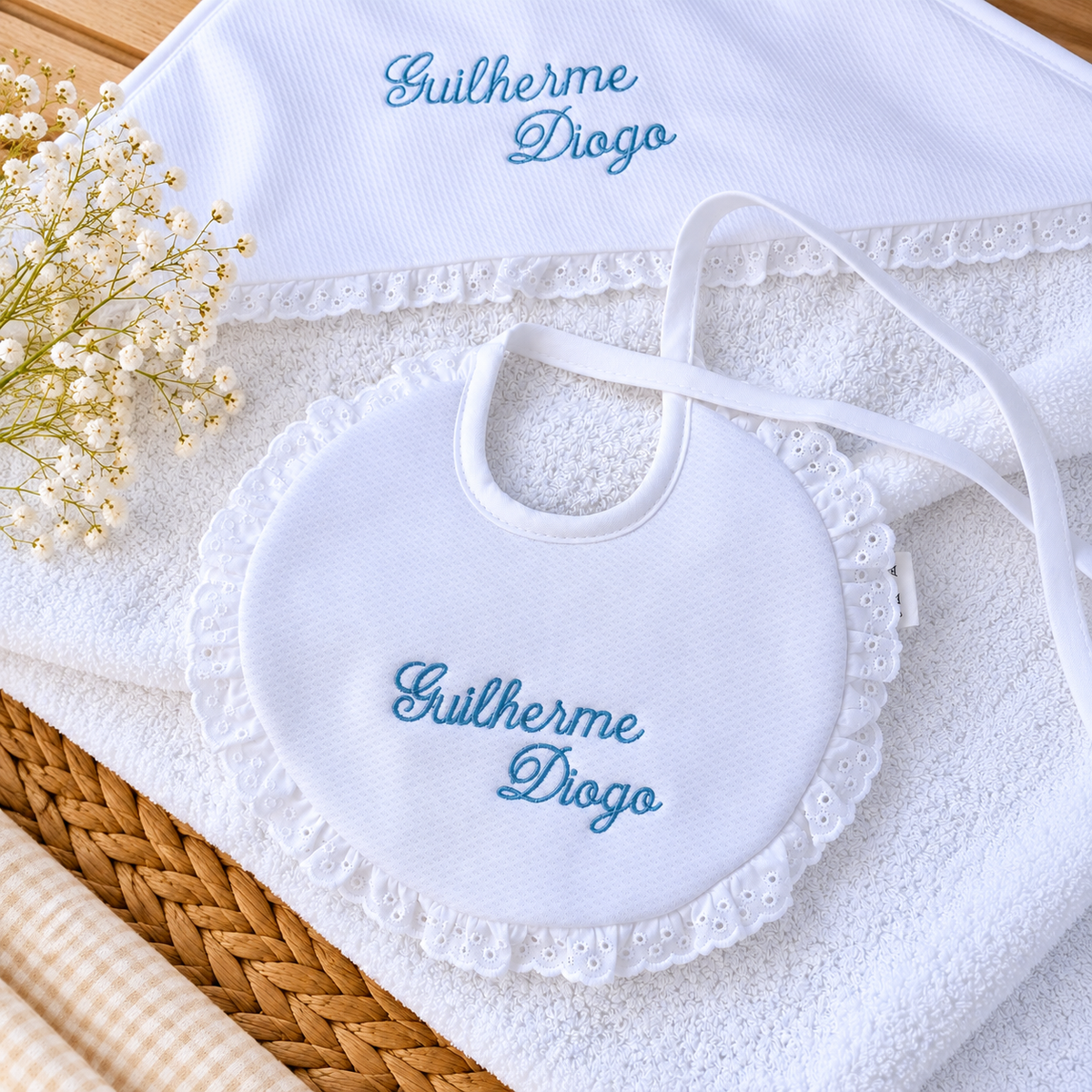 Babete personalizada para bebé em algodão com felpo e nome bordado
