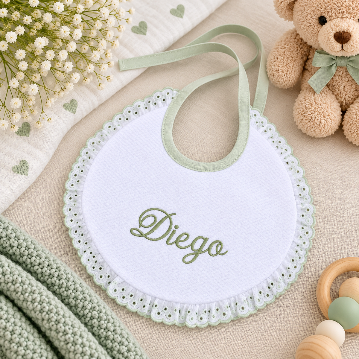 Babete personalizada para bebé em algodão com felpo e nome bordado