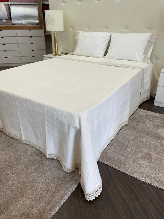 Colcha para Cama de Casal em Algodão com Renda nas Extremidades