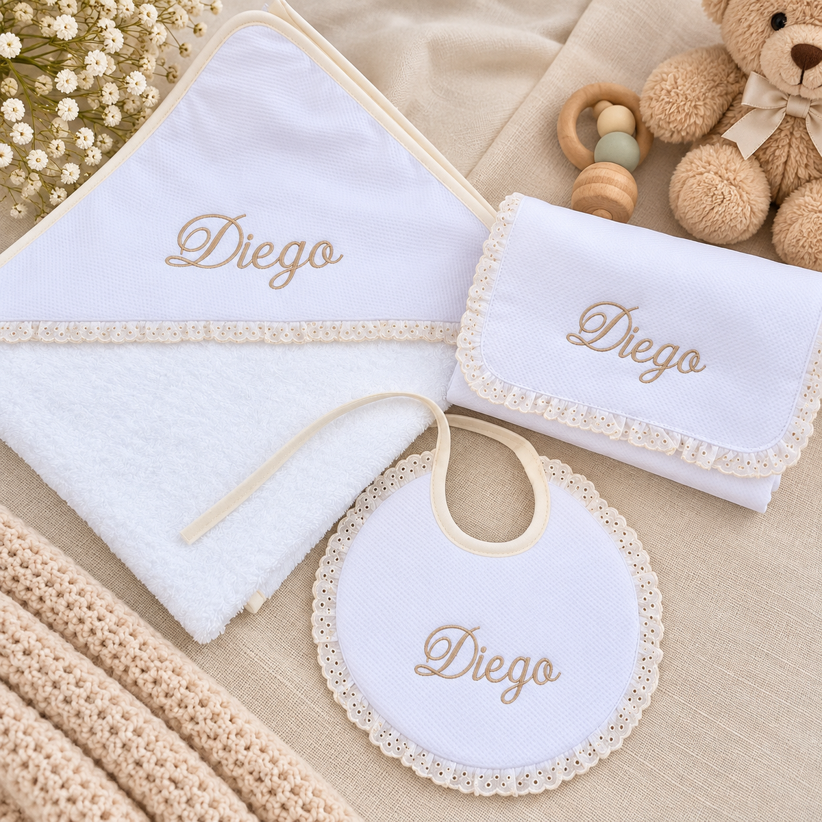 Muda-fraldas de bebé em algodão, forrado a PVC, personalizado com o nome e acabamento delicado.