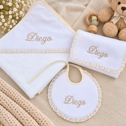 Muda-fraldas de bebé em algodão, forrado a PVC, personalizado com o nome e acabamento delicado.