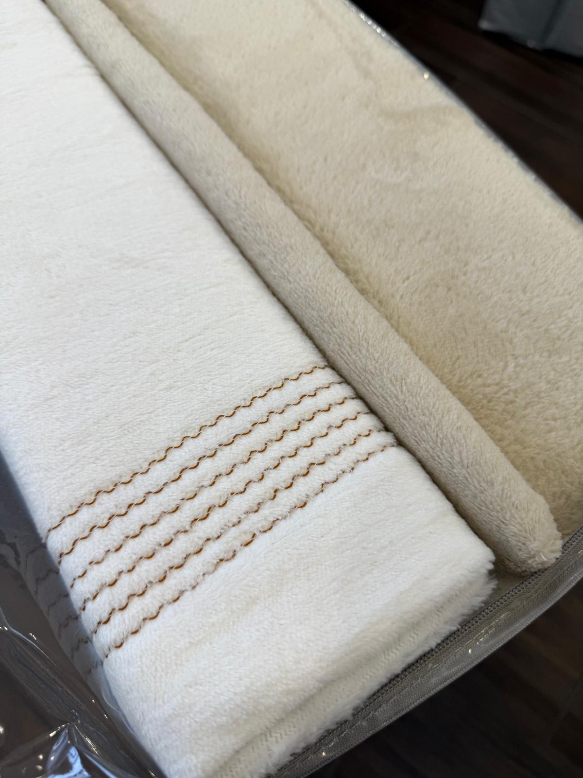 Jogo de Cama em Coralina Liso com lençol de baixo ajustável