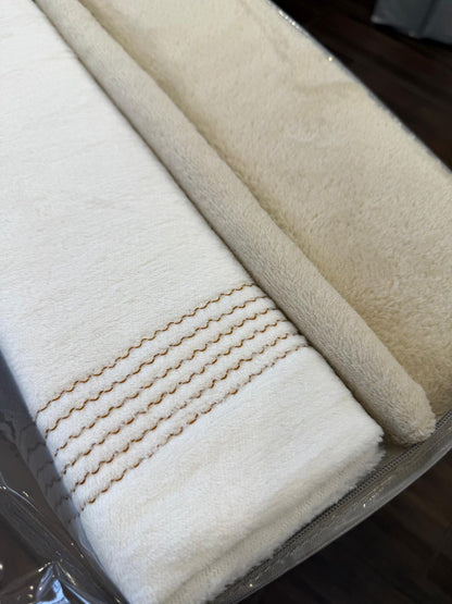 Jogo de Cama em Coralina Liso com lençol de baixo ajustável