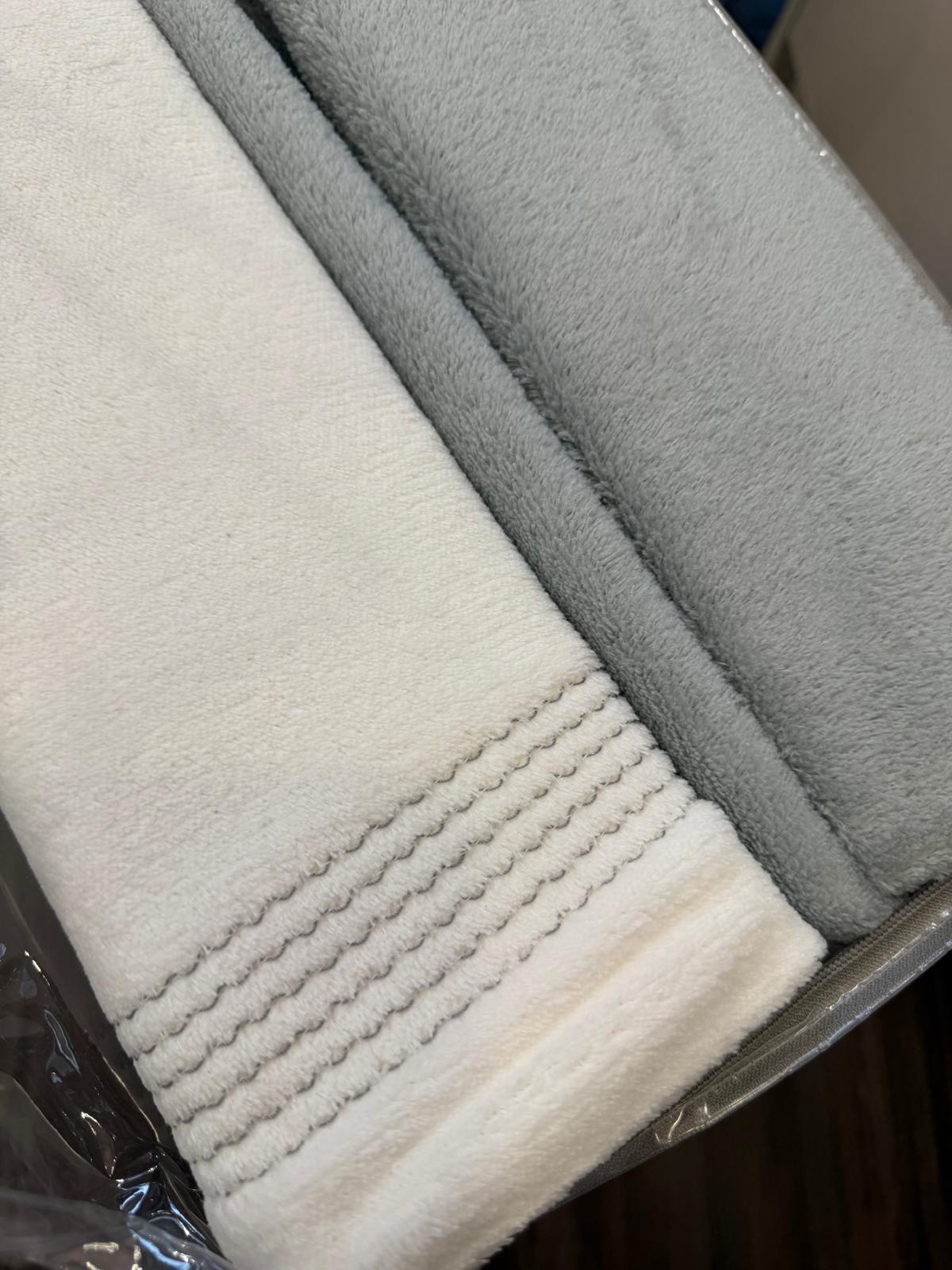 Jogo de Cama em Coralina Liso com lençol de baixo ajustável