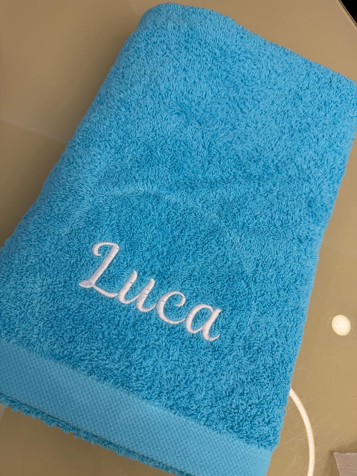 Toalha de Banho ou Rosto Personalizada com um Nome Bordado (EXCLUSIVO)