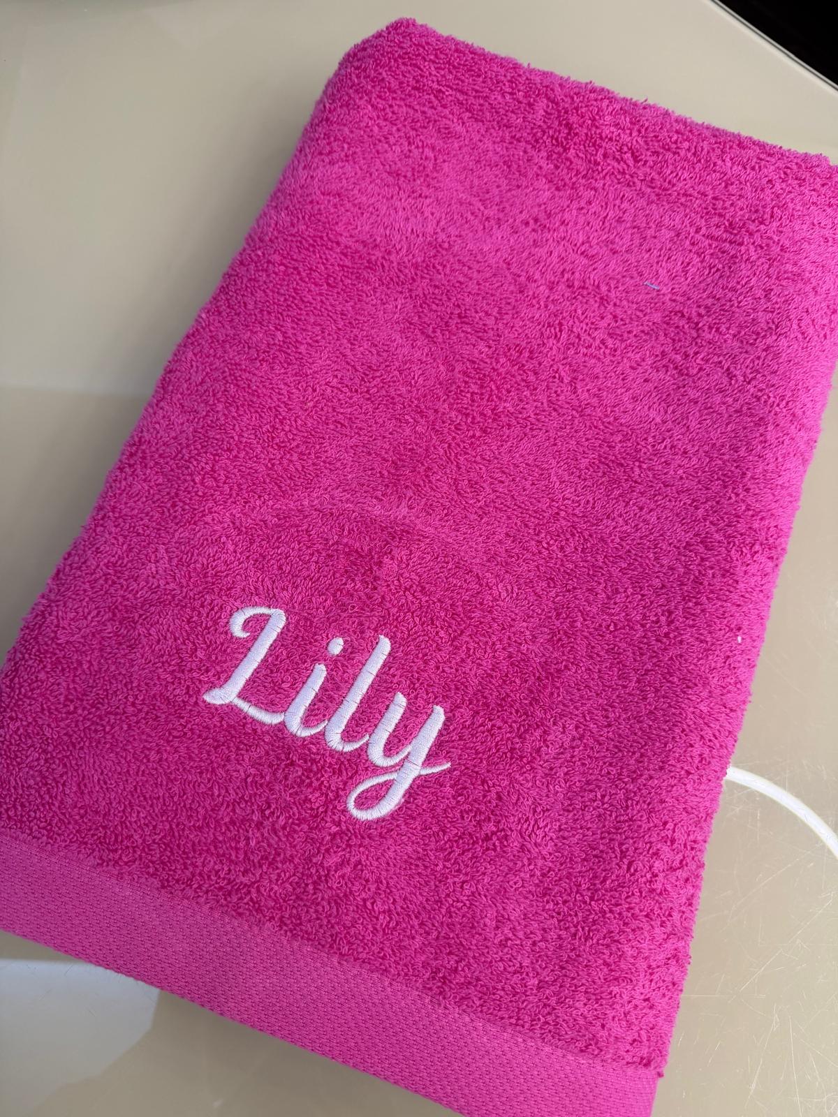 Toalha de Banho ou Rosto Personalizada com um Nome Bordado (EXCLUSIVO)