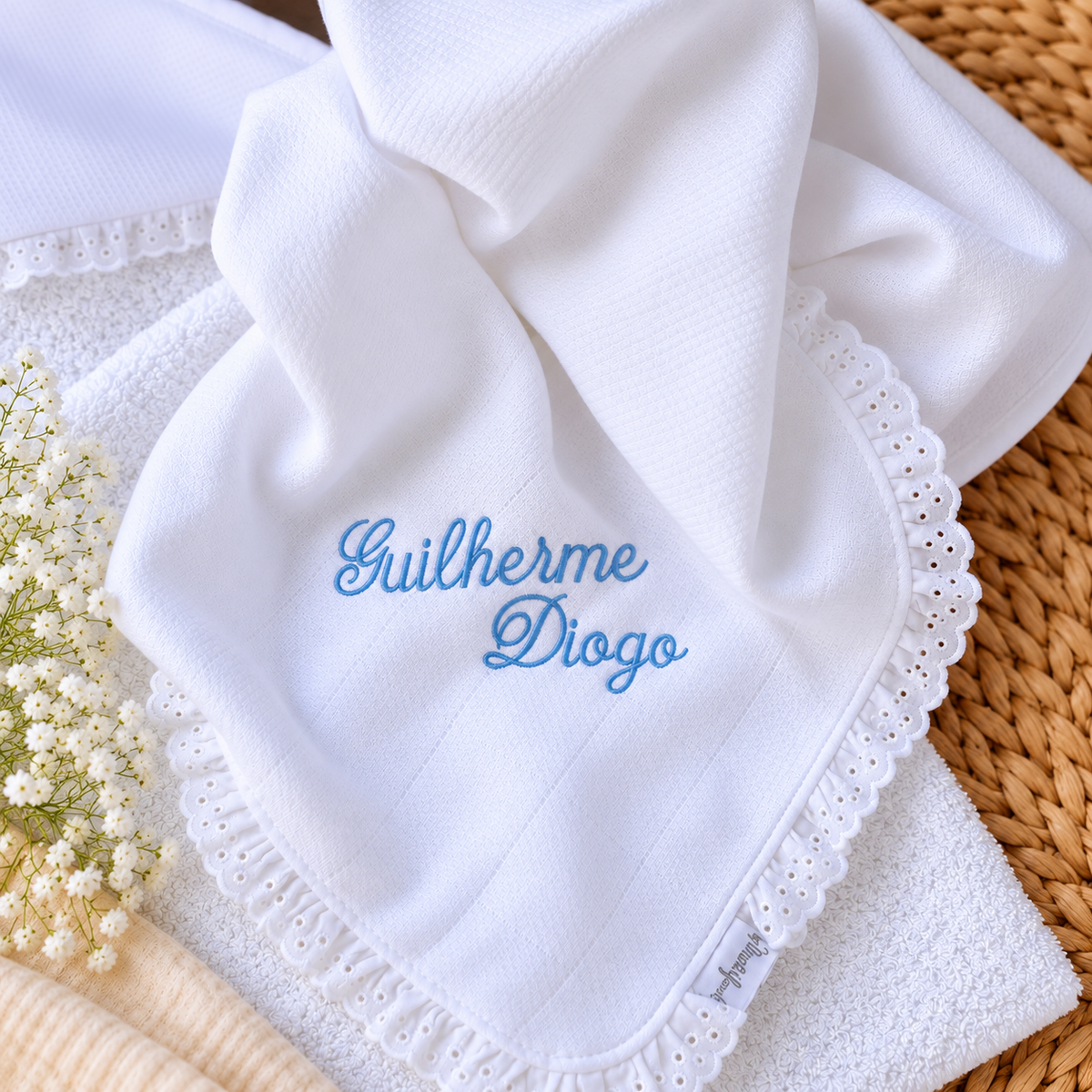 Fralda de bebé em algodão 70x70 cm, personalizada com nome e renda delicada em toda a volta