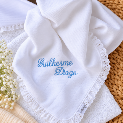Fralda de bebé em algodão 70x70 cm, personalizada com nome e renda delicada em toda a volta