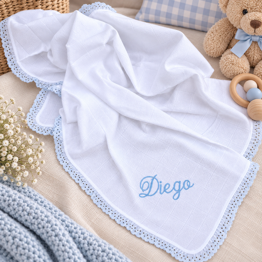 Fralda de bebé em algodão 70x70 cm, personalizada com nome e renda delicada em toda a volta