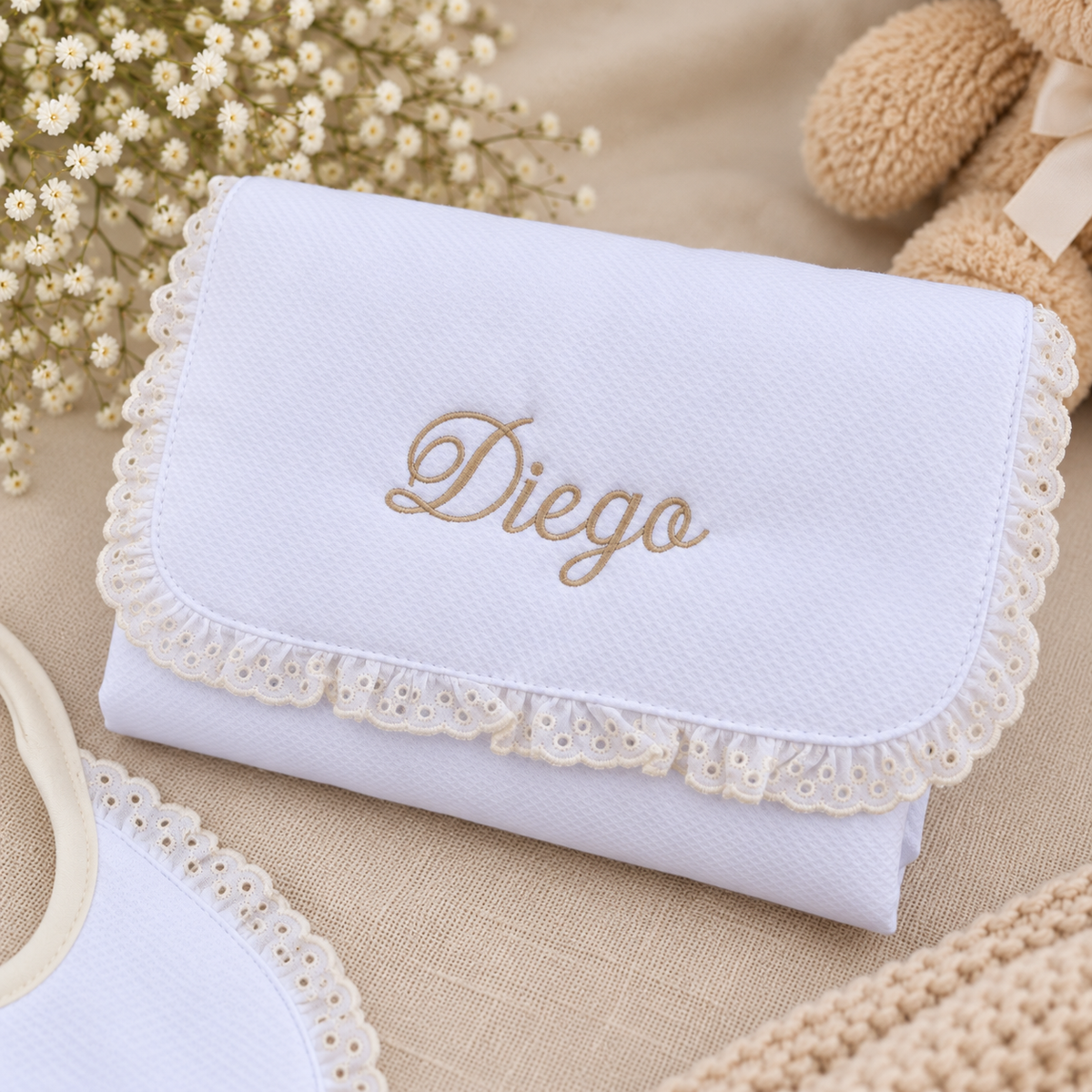 Muda-fraldas de bebé em algodão, forrado a PVC, personalizado com o nome e acabamento delicado.