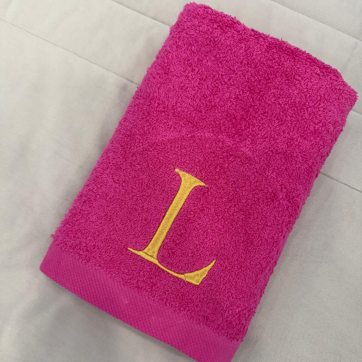 toalha de banho ou rosto personalizada com uma inicial bordada