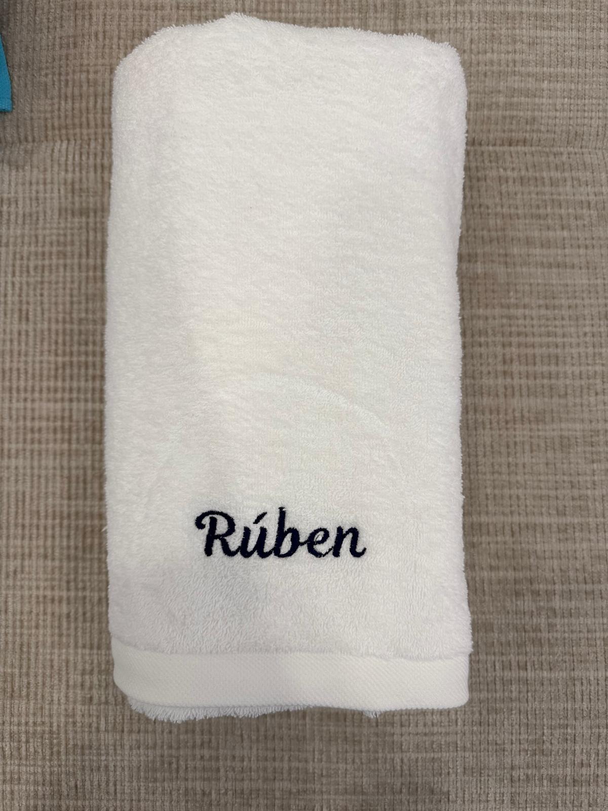 Toalha de Banho ou Rosto Personalizada com um Nome Bordado (EXCLUSIVO)