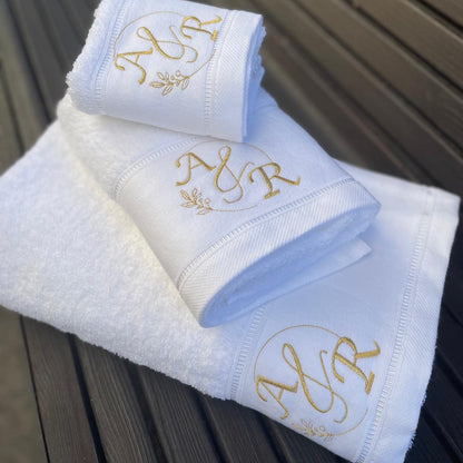 Toalhas de banho brancas personalizadas com monograma bordado