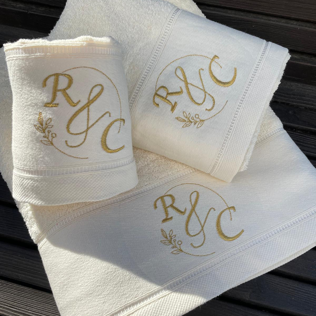 Conjunto de Banho personalizado com monograma bordado dourado